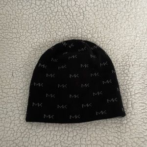 Michael kors beanie, black with grey logo all over!